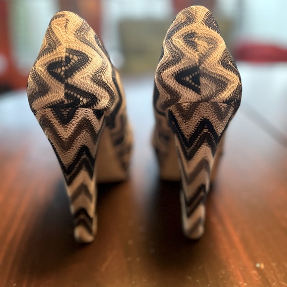 Size 8 pumps, Madden Girl, cover photo is the best photo to show actual colors - Picture 4 of 6